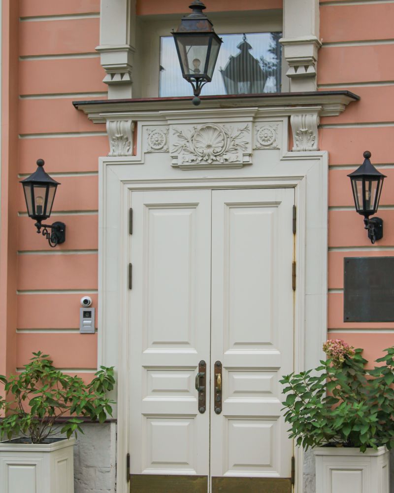 Heritage double doors, restored façade, painted oak, Zavorr – finished door