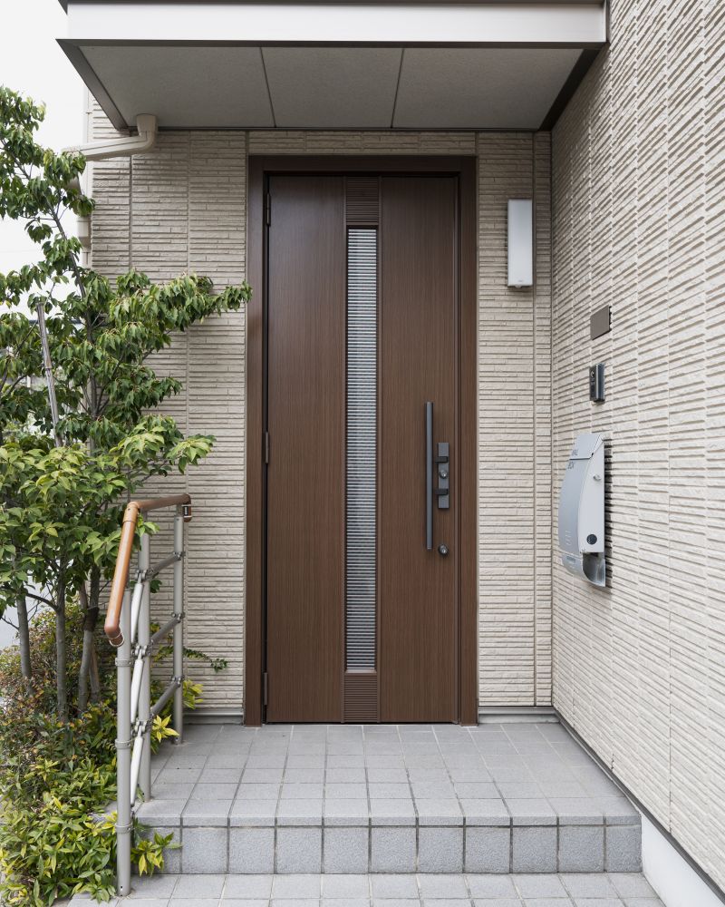 Door with full-height glass slot, walnut, Zavorr – finished door