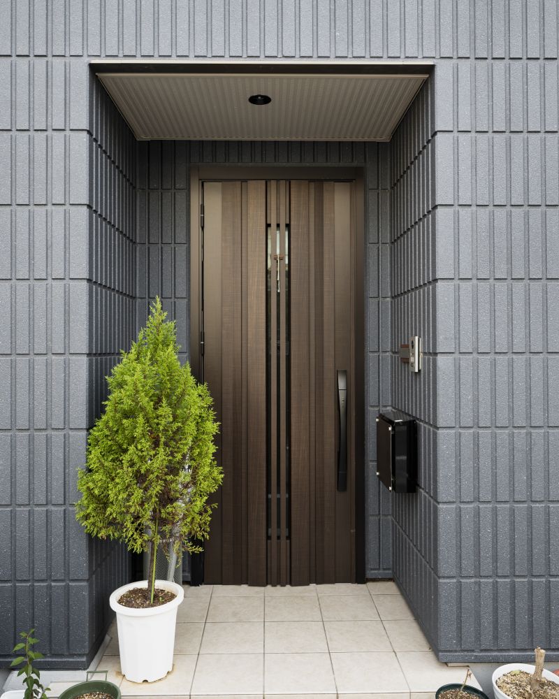 Vertical slatted door, walnut, Zavorr – finished door