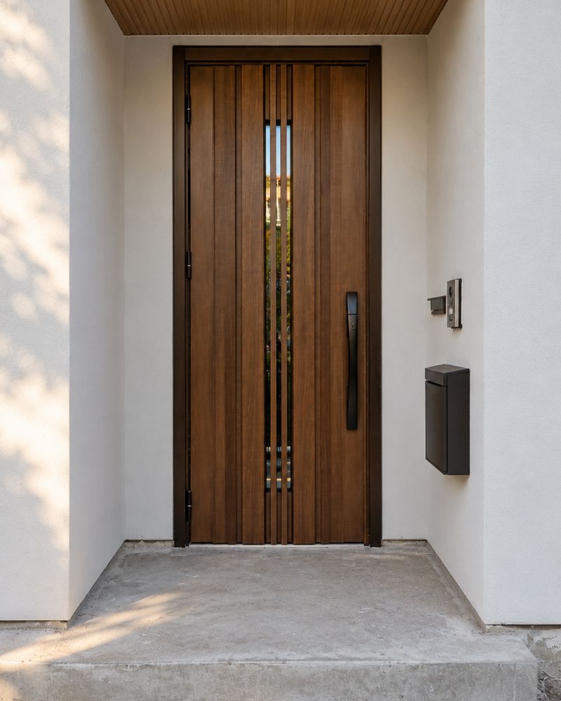 Entrance door in a dark tone, walnut, Zavorr – finished door
